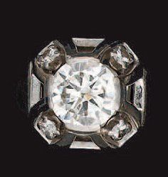 Bague en platine à dôme pyramidal serti d'un...