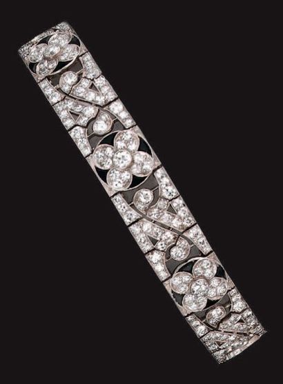 Bracelet en platine formé d'un ruban souple...