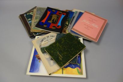 Ensemble de catalogues de vins du magasin...