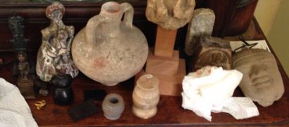 Lot de pièces archéologiques et souvenirs...