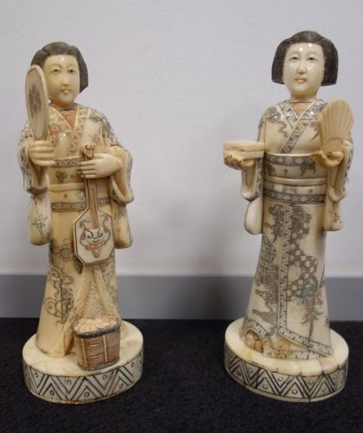 Deux sujets en os sculpté. 

H.: 22 cm