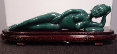 Femme medecin en pierre verte sculptée. Sur...