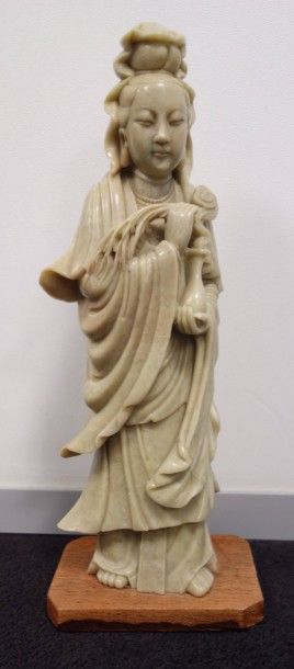 Sujet en stéatite sculptée.
H. 35 cm.