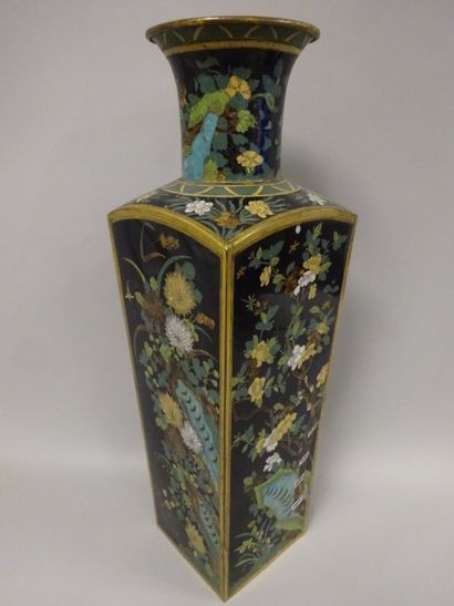 CHINE


Vase à section carrée en bronze à...