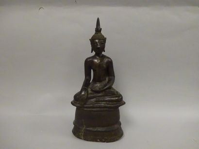 Bouddha en bronze patiné, assis en padmasana,...
