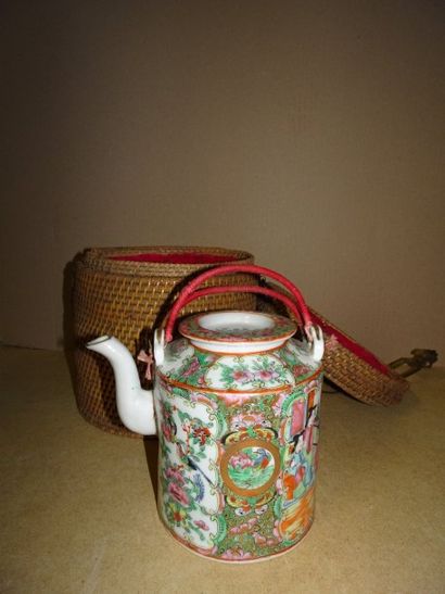 CANTON


Théière en porcelaine blanche à...