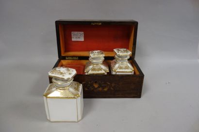 Coffret en bois de placage contenant trois...