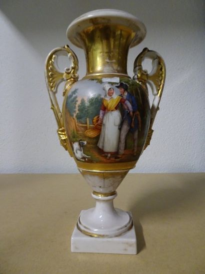 PARIS


Vase en porcelaine à décor polychrome...