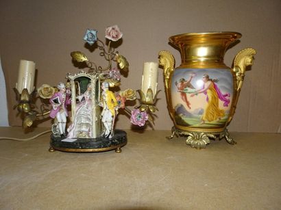 Lot comprenant :

- panse de vase en porcelaine...