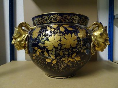 Grand cache-pot en faience fine à décor floral...