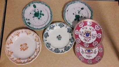 Quatre assiettes en faïence à décor floral...