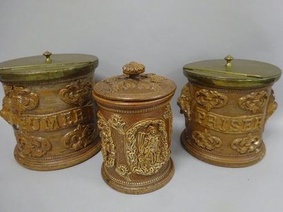 Lot comprenant : 

- trois pots à tabac en...