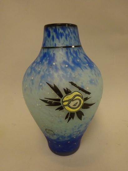 DELATTE à Nancy. 


Vase balustre en verre...