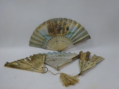 Ensemble de quatre éventails en os et nacre,...