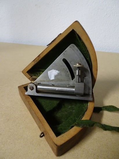 Niveau de marine en acier.

Dans sa boite...