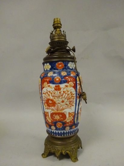 Lampe à pétrole en porcelaine à décor Imari...
