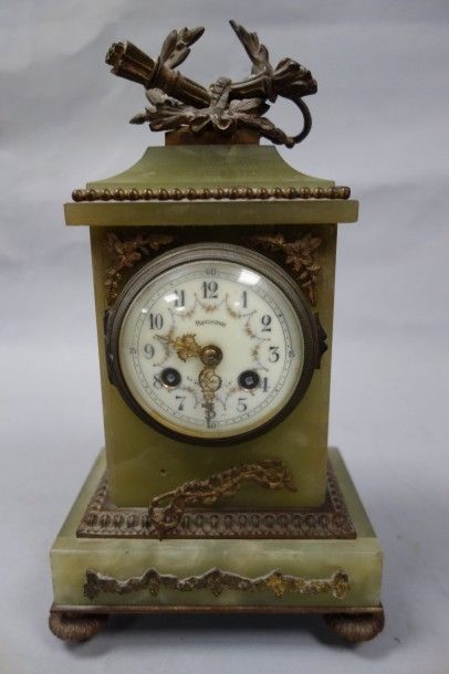 RICHOND
Petite pendule en onyx et laiton...