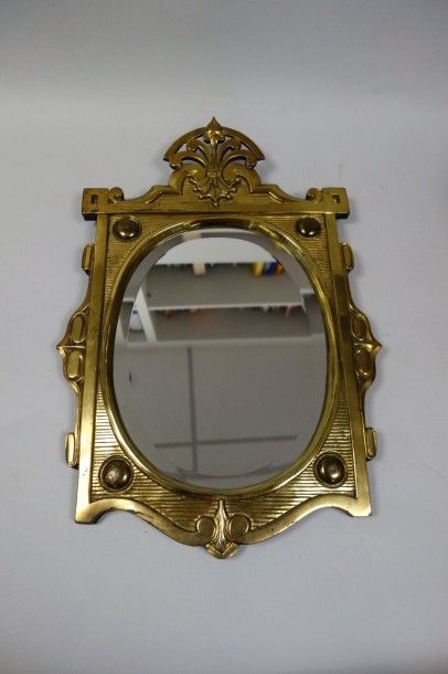 Miroir biseauté dans un encadrement de laiton...