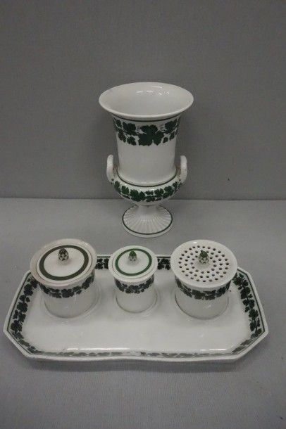 MEISSEN



Encrier (3 pièces) à plateau en...