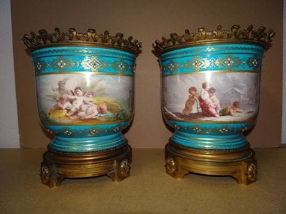 Paire de cache-pots en porcelaine à fond...