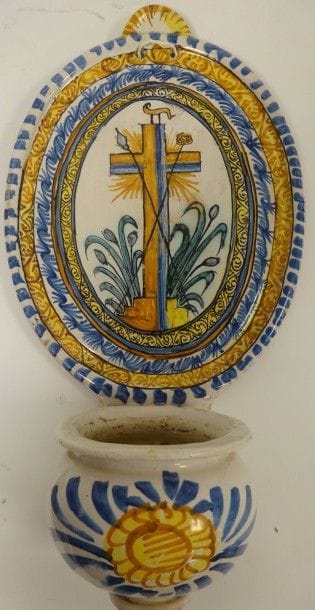 Bénitier en faïence émaillée polychrome à...