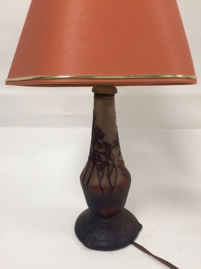 Pied de lampe de forme balustre sur pied...
