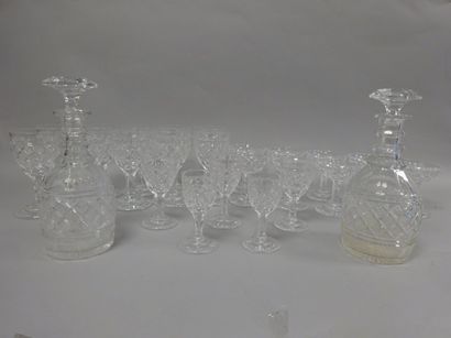 Partie de service de verres en cristal taillé...