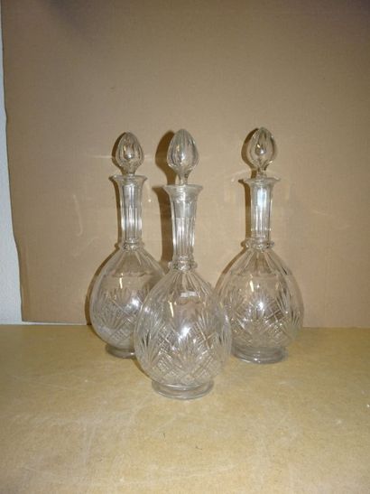 Trois carafes en cristal incolore à décor...