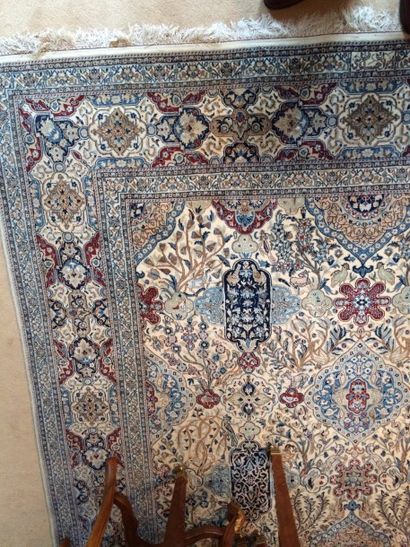 PERSE NAÏM


Tapis en laine polychrome à...