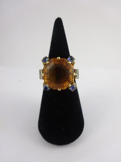Bague en filins d'or jaune (750) centrée...
