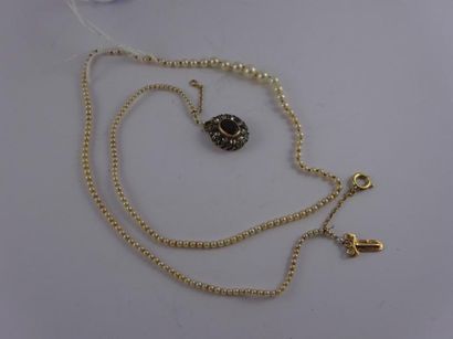 Fin collier de perles blanches de culture...