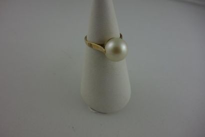 Bague en or jaune (750) ornée d'une perle...