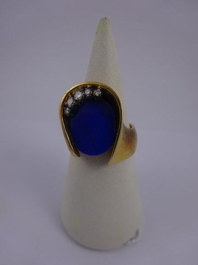 Bague en or jaune (750) de forme libre ornée...