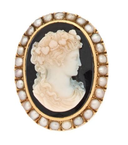 Broche ovale formant pendentif en or jaune...