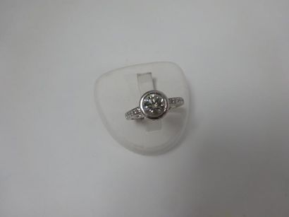 Bague solitaire en or gris (750) centrée...