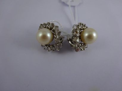 Paire de boucles d'oreilles en or gris (750)...