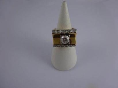 Bague de type tank en or jaune (750) et platine...
