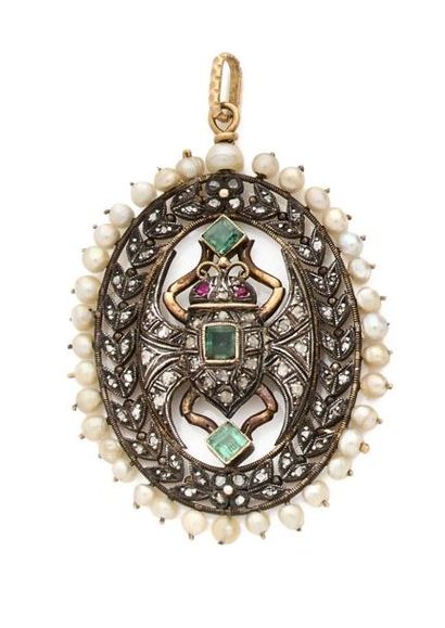 Pendentif médaillon ajouré en argent doré...