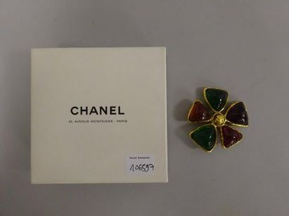 CHANEL


Broche fleur en métal doré et cabochons...