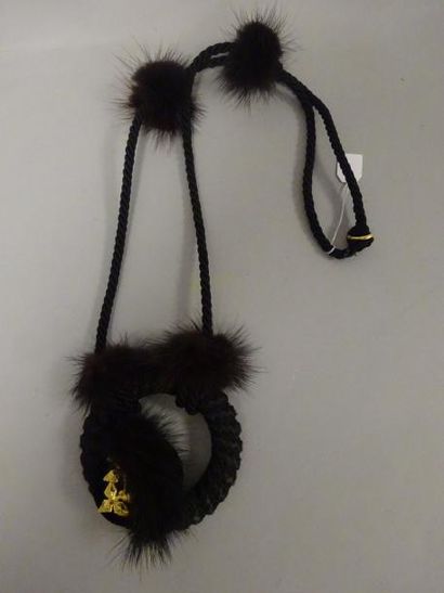 Sautoir en cordage à pompons de fourrure...