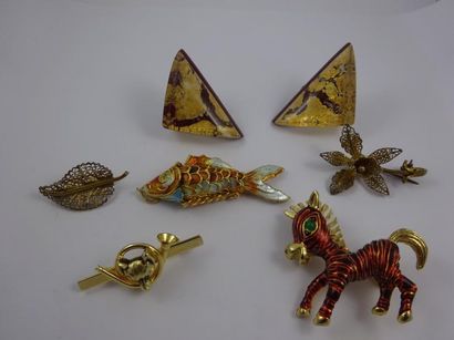 Petit lot de bijoux de fantaisie dont clips...