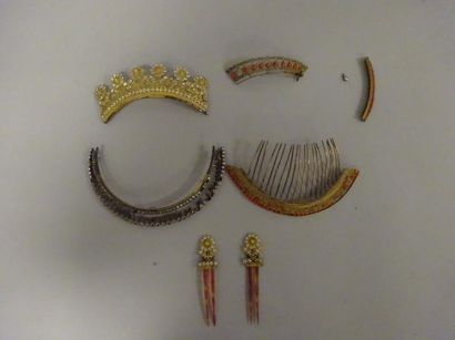 Diadème en argent (min 800) orné de deux...