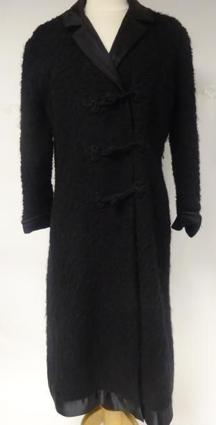 CHANEL


Manteau long noir. 

Taille 40....