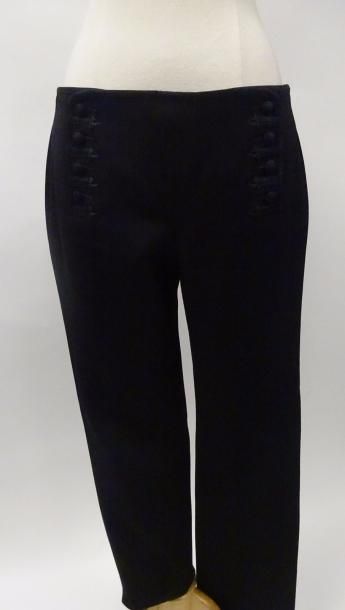 CHLOE


Pantalon en laine noire à boutonnage....