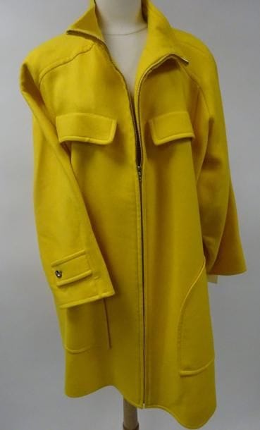 COURREGES


Manteau en drap de laine jaune...