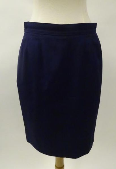 Lot comprenant :

- COURREGES 

Jupe droite...