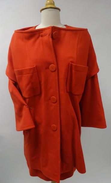 COURREGES


Lot en drap de laine rouge comprenant...