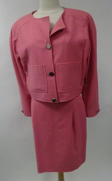 COURREGES


Tailleur jupe en drap de laine...