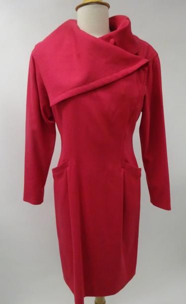 COURREGES


Robe courte en laine rose fuchsia....