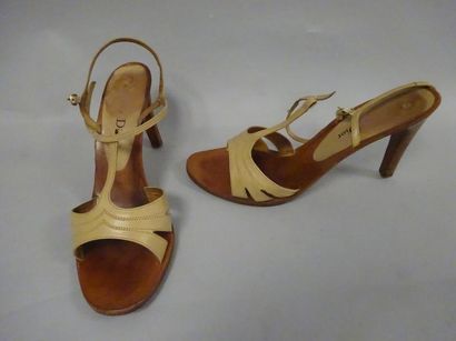 DIOR


Paire de sandales à talons en cuir...